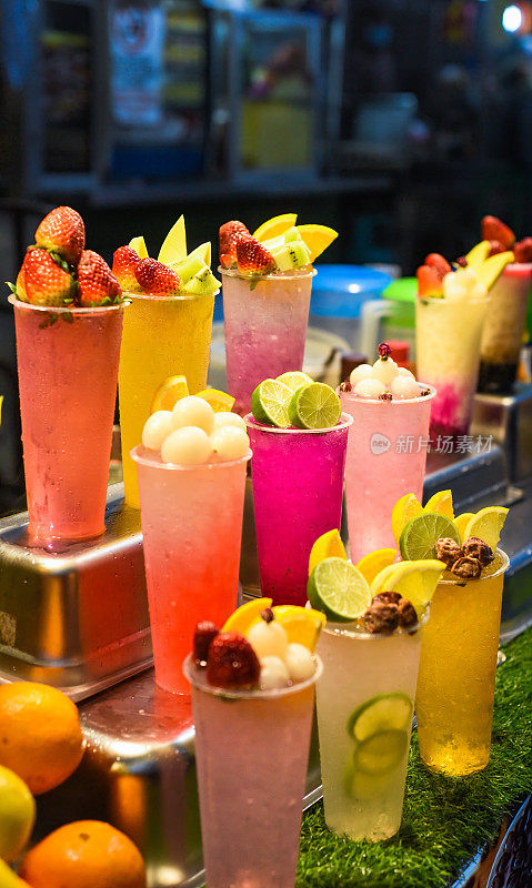 在吉隆坡市场的Jalan Alor街头小吃中，许多冰沙和饮料都装在塑料杯里